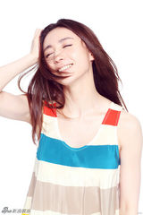 组图：周庭伊翩跹轻舞宛若时尚精灵