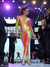 组图：英国美女谢丽尔-科尔性感短裙亮相