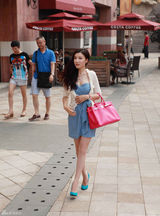 组图：徐立牛仔抹胸裙搭配玫红色手提包