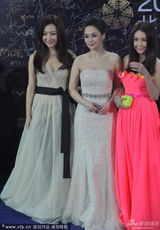 组图：温碧霞大胆荧粉裙 走蓝毯与阿娇比美