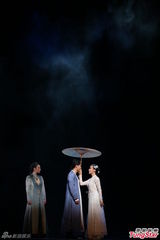 组图：秦海璐风骚演《青蛇》 闻婚事娇羞傻笑