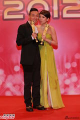 组图：黄智雯和梁烈唯获飞跃艺人奖亲吻奖杯