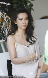 高清图：李冰冰受访换三套 白裙清纯随性红裙妩媚