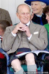 组图：91岁老亲王菲利普“晒鸟”