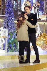 组图：明道吴尊交杯酒跨年 对女粉丝爱的抱抱