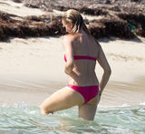 组图：卡梅隆比基尼海边度假 嬉水湿身心情好