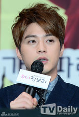 组图：韩胜妍乞丐装宣传《张宝利》吴涟序优雅