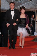 组图：黄岳泰夫妇走红毯 妻子白色蓬裙显活力