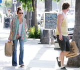 高清图：麦莉-塞勒斯街拍LOOK 纱衣搭配牛仔裤