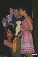 组图：章子怡深圳泪眼不停 公开答谢老板支持