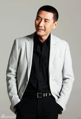 组图：张子健拍写真 化身精英男士展熟男典范