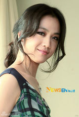 组图：汤唯紫绿格纹连衣裙妩媚 搭配黑色高跟鞋