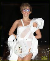 组图：Lady Gaga穿高科技衣服边走边吐泡泡