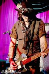 组图：约翰尼德普重组摇滚乐队 叼烟弹吉他酷劲十足
