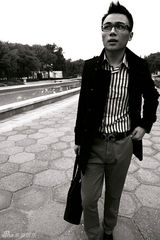 组图：刘岳拍黑白时尚大片 显英伦雅痞风