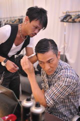 组图：刘德华出道30年将开唱 造型百变拍宣传海报