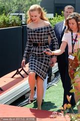 组图：妮可短裙现身新片记者会别样性感