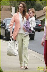 组图：阿尔芭全家赴复活节派对 囧娃调皮露底