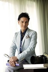 图：丁子峻拍时尚大片 尽显成熟花漾美男风范