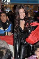 组图：周秀娜性感造型亮相 乳沟曼妙事业线诱人