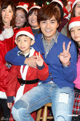 组图：贺军翔27岁未当兵感丢脸 为粉丝表演拉拉队舞