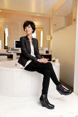 组图：桂纶镁拍写真黑衣黑裤出镜中性风显帅气