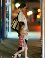 组图：凯蒂带女儿就餐 小苏瑞变乖乖女