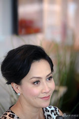 组图：刘嘉玲戛纳拍写真 豹纹黑超气场足