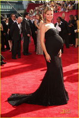 高清组图：名模克鲁姆大肚如箩 与老公牵手亮相