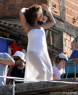 幻灯：艾丽西亚-凯斯街头拍新歌MV 补妆不忘秀肥臀