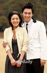 幻灯图：《唐突的女子》发布会 徐智英洪仁英出席