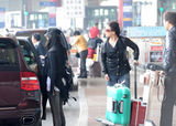组图：刘亦菲携母亲回京 继父甘当行李工