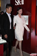 组图：倪妮亮相上海出席代言 米色洋装清新优雅