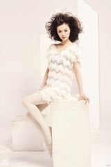 组图：龚洁曝清凉写真 肤白胜雪红唇娇艳