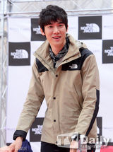 组图：李妍熙柳演锡穿情侣冲锋衣出席签名会