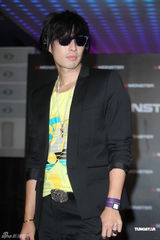 组图：吴建豪戴黑钻耳机压轴走秀 空运礼物表孝心