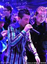 组图：陈冠希再战酒吧开唱 潮爆痞男令粉丝疯狂