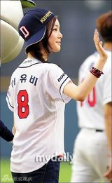 组图：韩女星李宥菲昭宥甜美为棒球赛开球