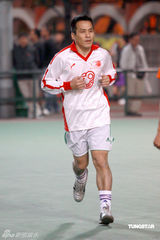 高清组图：尹志强纪念赛再度举行 米雪黑衣现身情绪稳定 