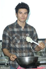 组图：凤小岳对厨艺超臭屁 宣传新戏DIY巧克力