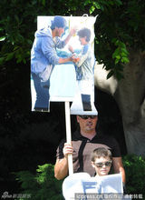 组图：史泰龙出席儿子葬礼 黑超遮面难掩悲伤