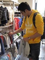 幻灯图：陆毅为女儿购置新衣 妻子鲍蕾形影不离