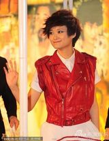 组图：李宇春红色马甲时尚上阵 凸显青春活力