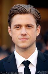 组图：《悲惨世界》男星亚伦-特威特帅气显萌