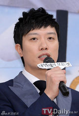 组图：李珉廷红裙亮相《我恋爱的一切》发布会