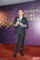 组图：章子怡火红包身裙挽手梁朝伟 宗师夺4奖