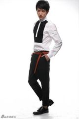 组图：许诺最新造型照曝光 休闲装展型男魅力