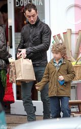 高清：裘德-洛携子购物 父爱满溢尽展温情