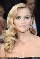 组图：瑞茜-威瑟斯彭蓝色礼服大方高贵