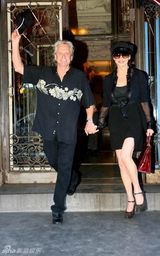 高清组图：泽塔-琼斯夫妇同天庆祝生日